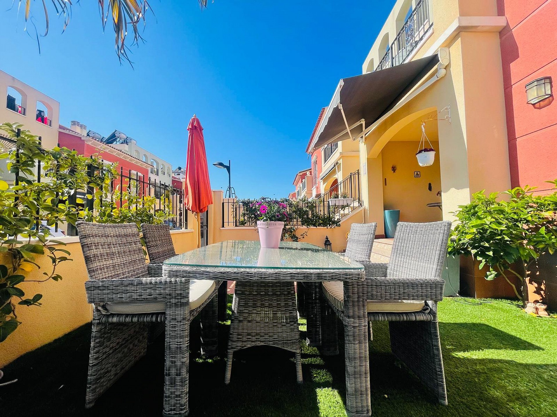 Fantástica bonita planta baja esquinera en Altos de la Bahía XI frente a la piscina! - Lotus Properties