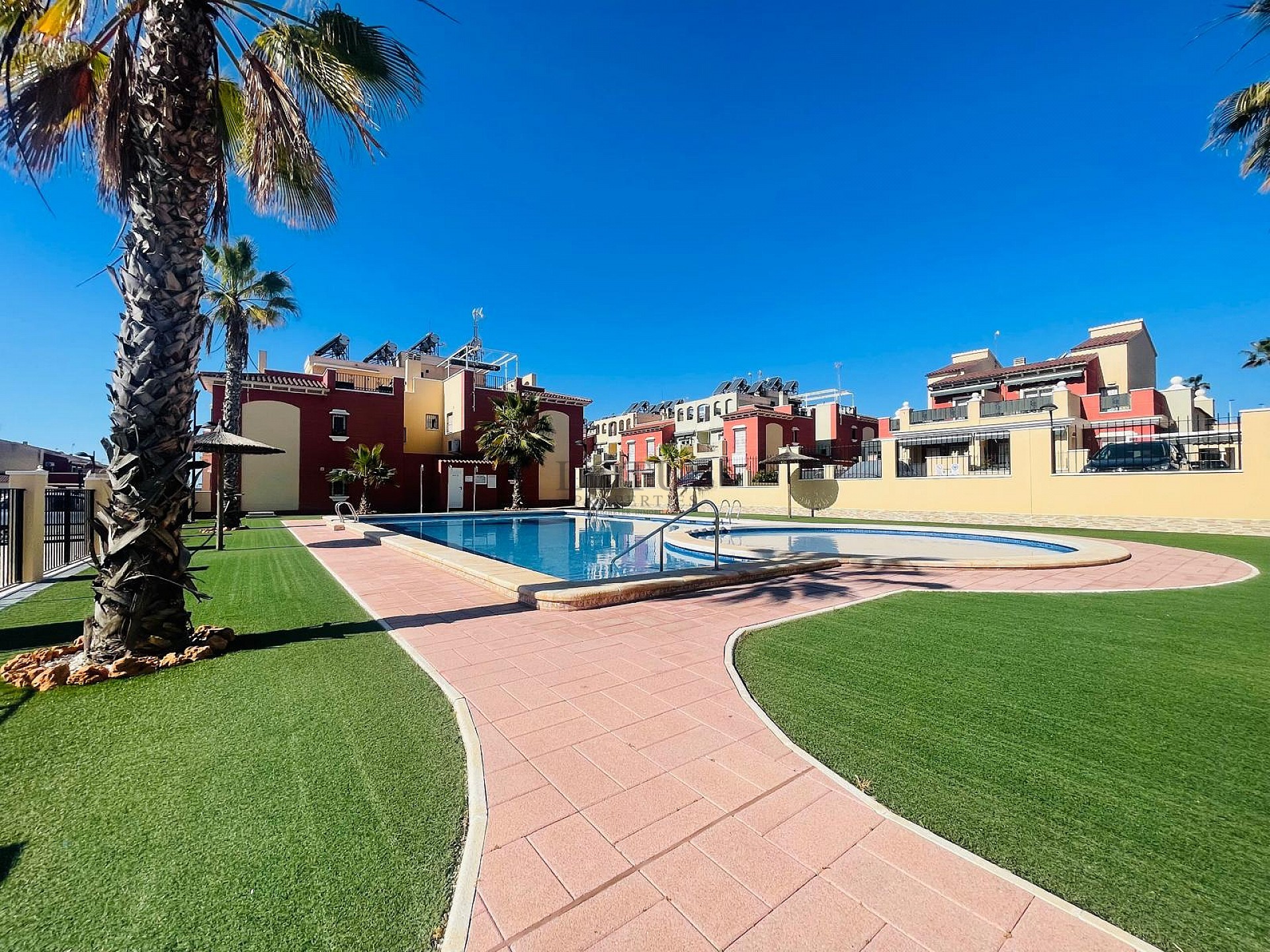 Fantástica bonita planta baja esquinera en Altos de la Bahía XI frente a la piscina! - Lotus Properties