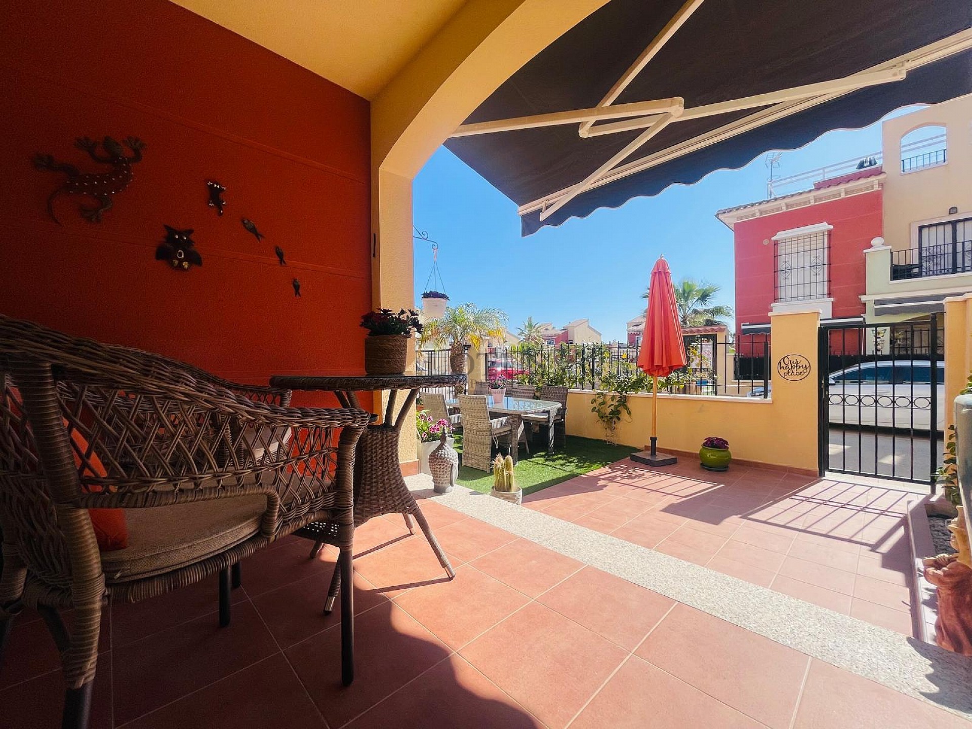 Fantástica bonita planta baja esquinera en Altos de la Bahía XI frente a la piscina! - Lotus Properties