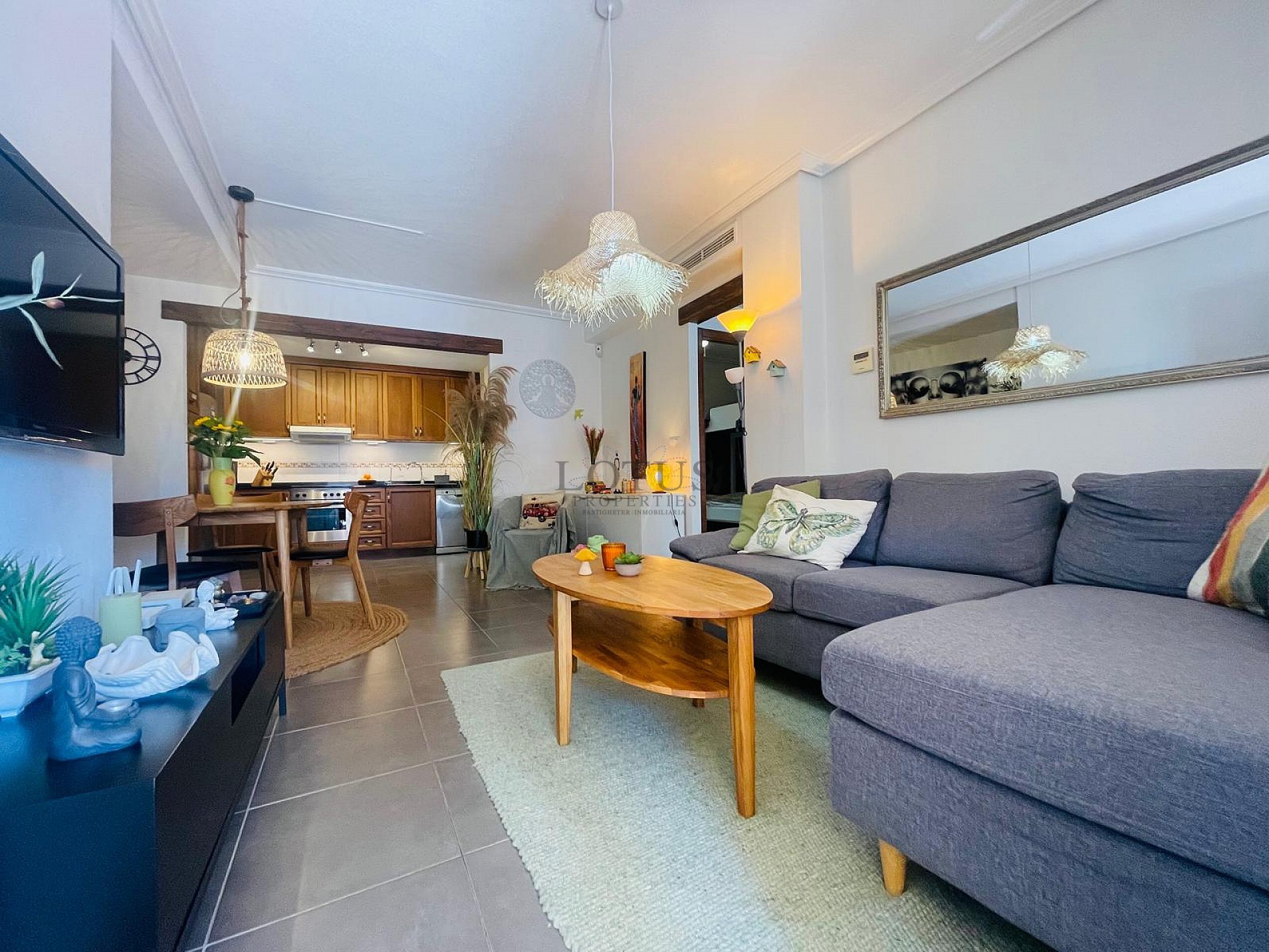 Fantástica bonita planta baja esquinera en Altos de la Bahía XI frente a la piscina! - Lotus Properties