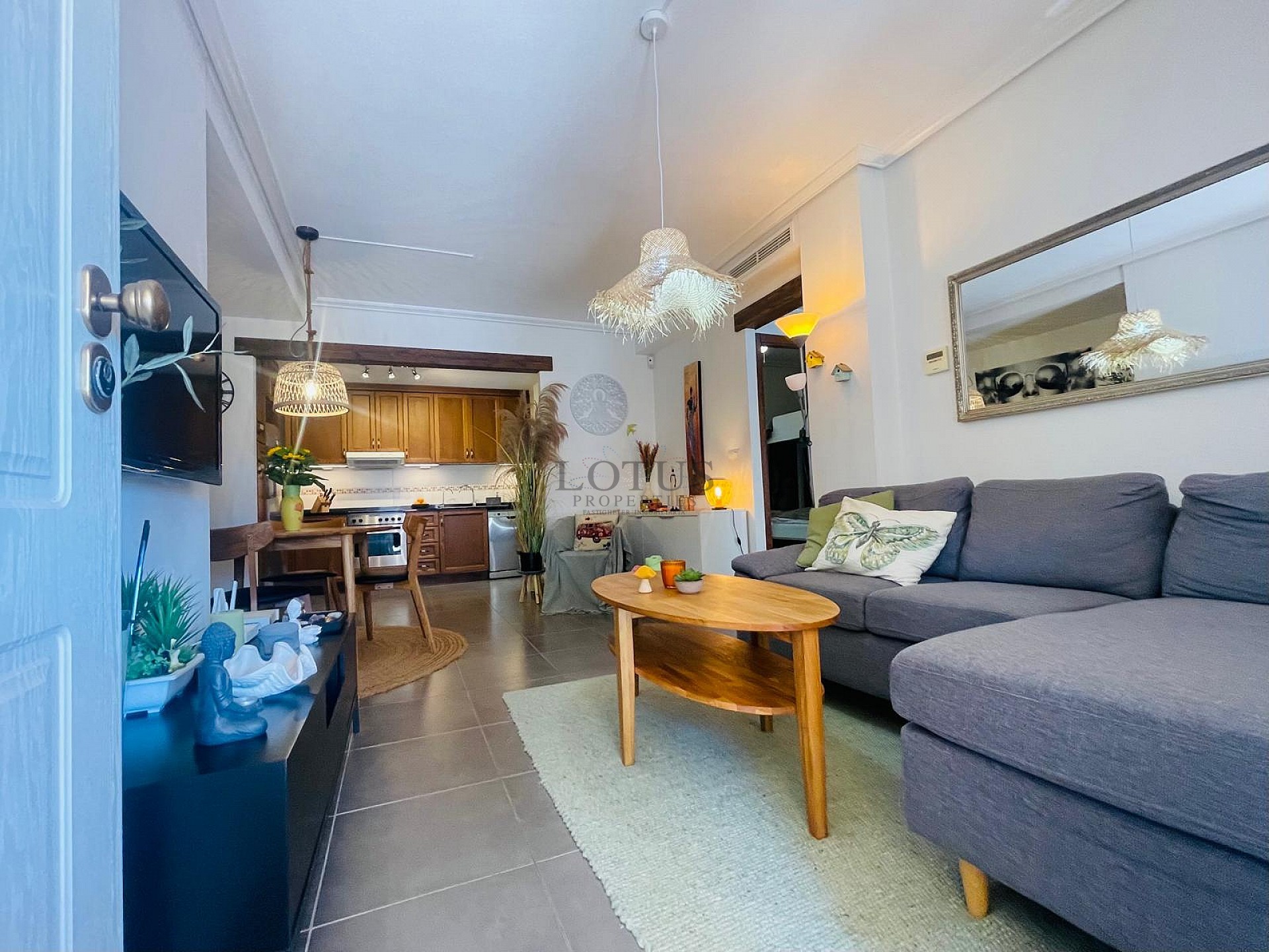 Fantástica bonita planta baja esquinera en Altos de la Bahía XI frente a la piscina! - Lotus Properties