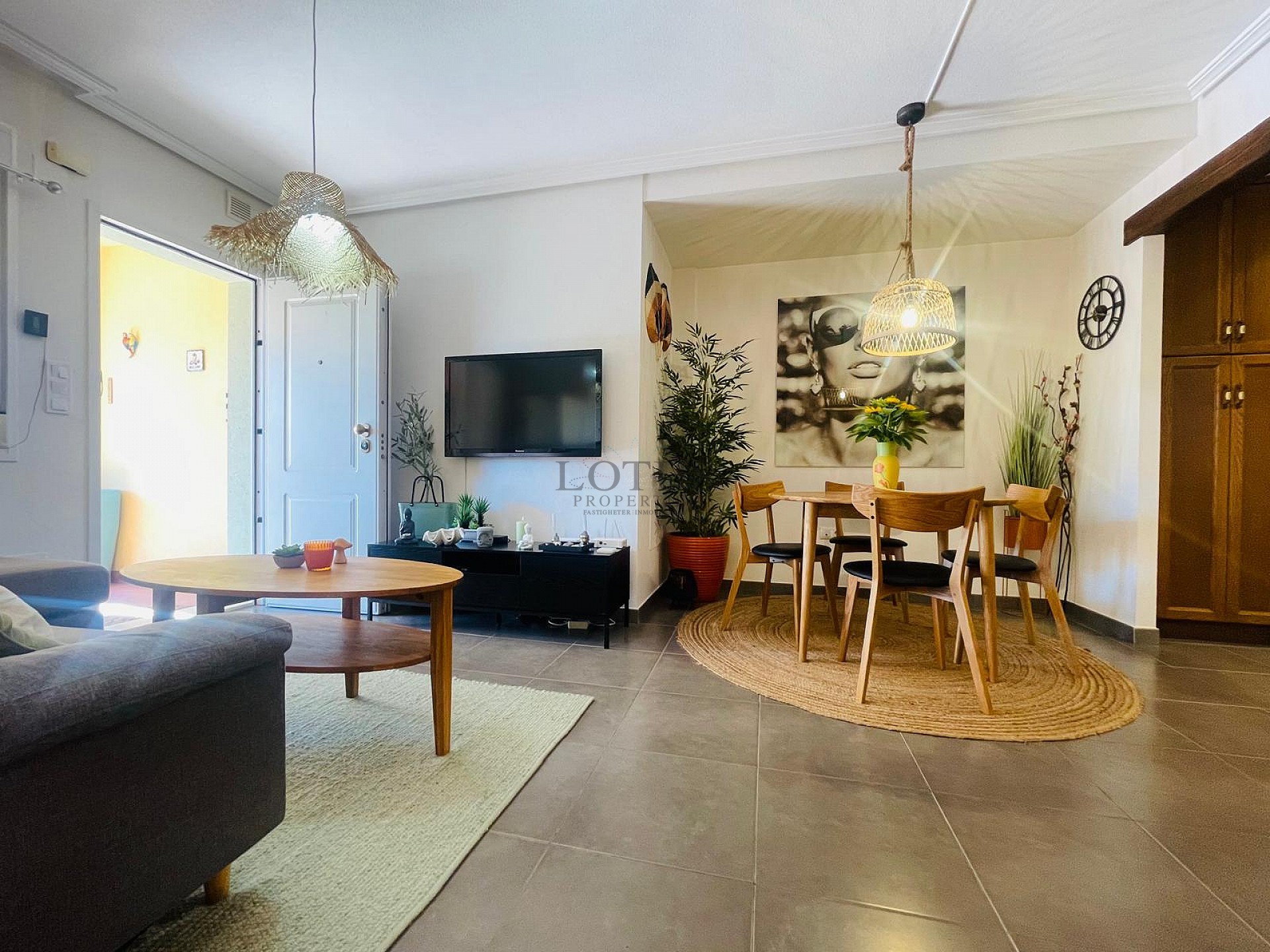 Fantástica bonita planta baja esquinera en Altos de la Bahía XI frente a la piscina! - Lotus Properties