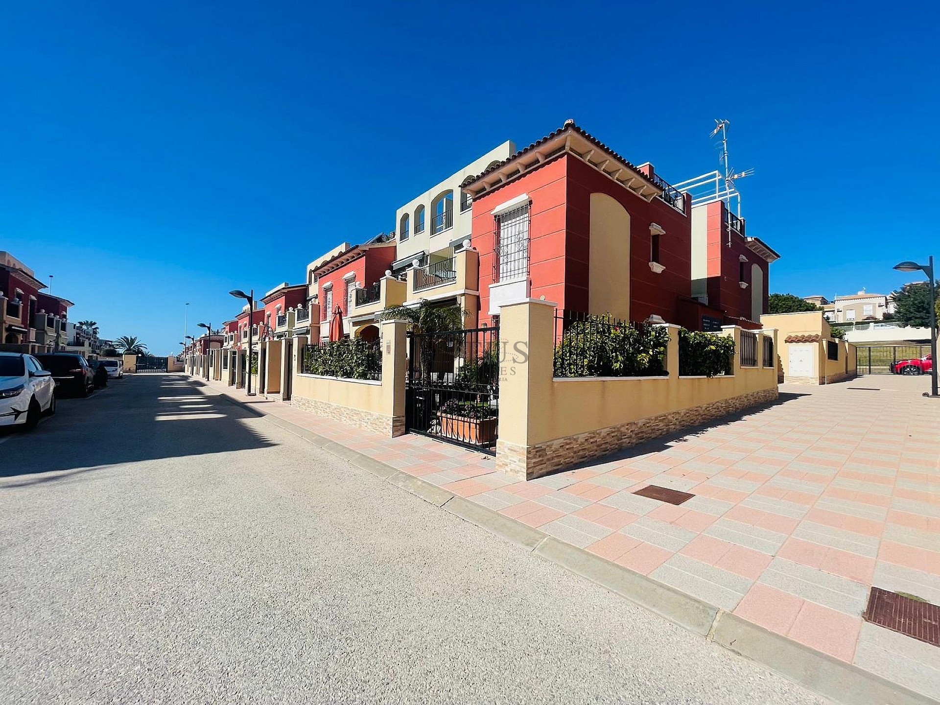 Fantástica bonita planta baja esquinera en Altos de la Bahía XI frente a la piscina! - Lotus Properties