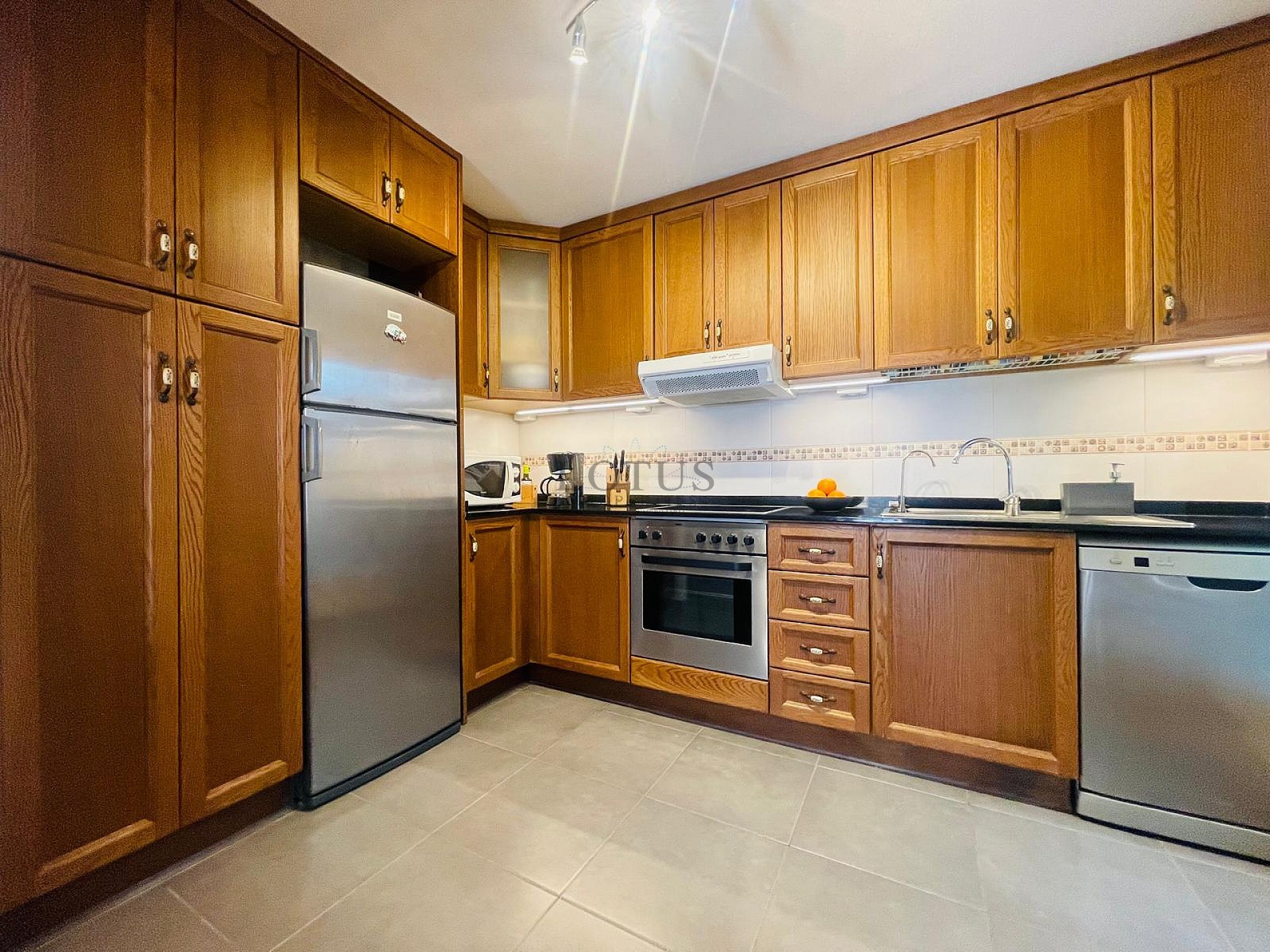 Fantástica bonita planta baja esquinera en Altos de la Bahía XI frente a la piscina! - Lotus Properties