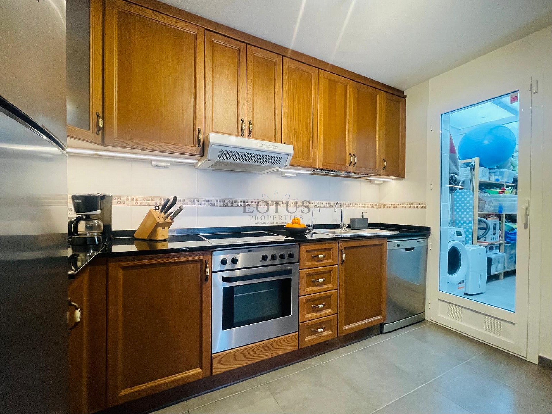 Fantástica bonita planta baja esquinera en Altos de la Bahía XI frente a la piscina! - Lotus Properties