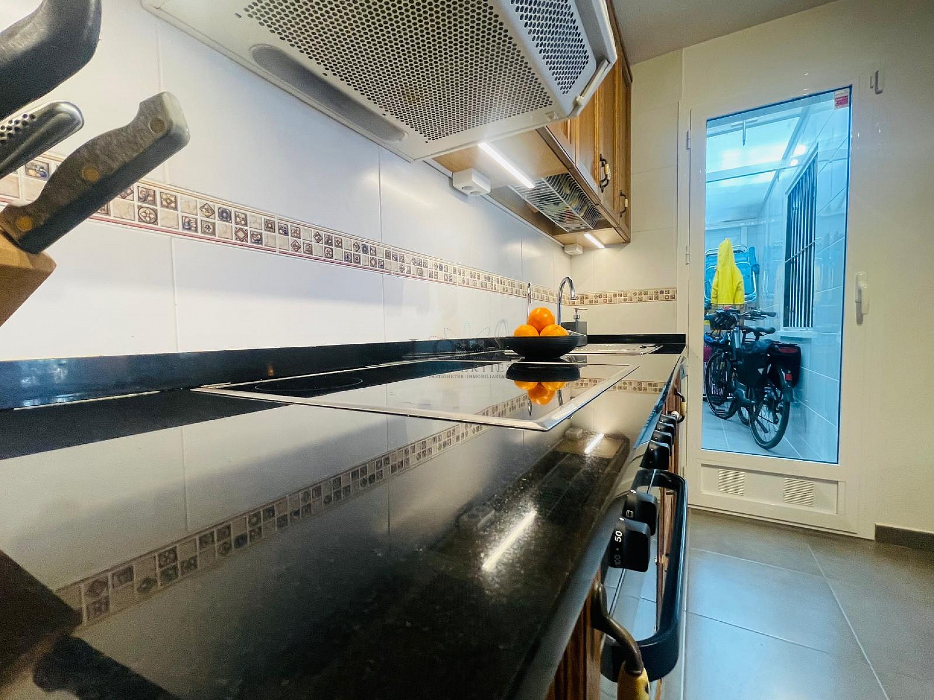 Fantástica bonita planta baja esquinera en Altos de la Bahía XI frente a la piscina! - Lotus Properties