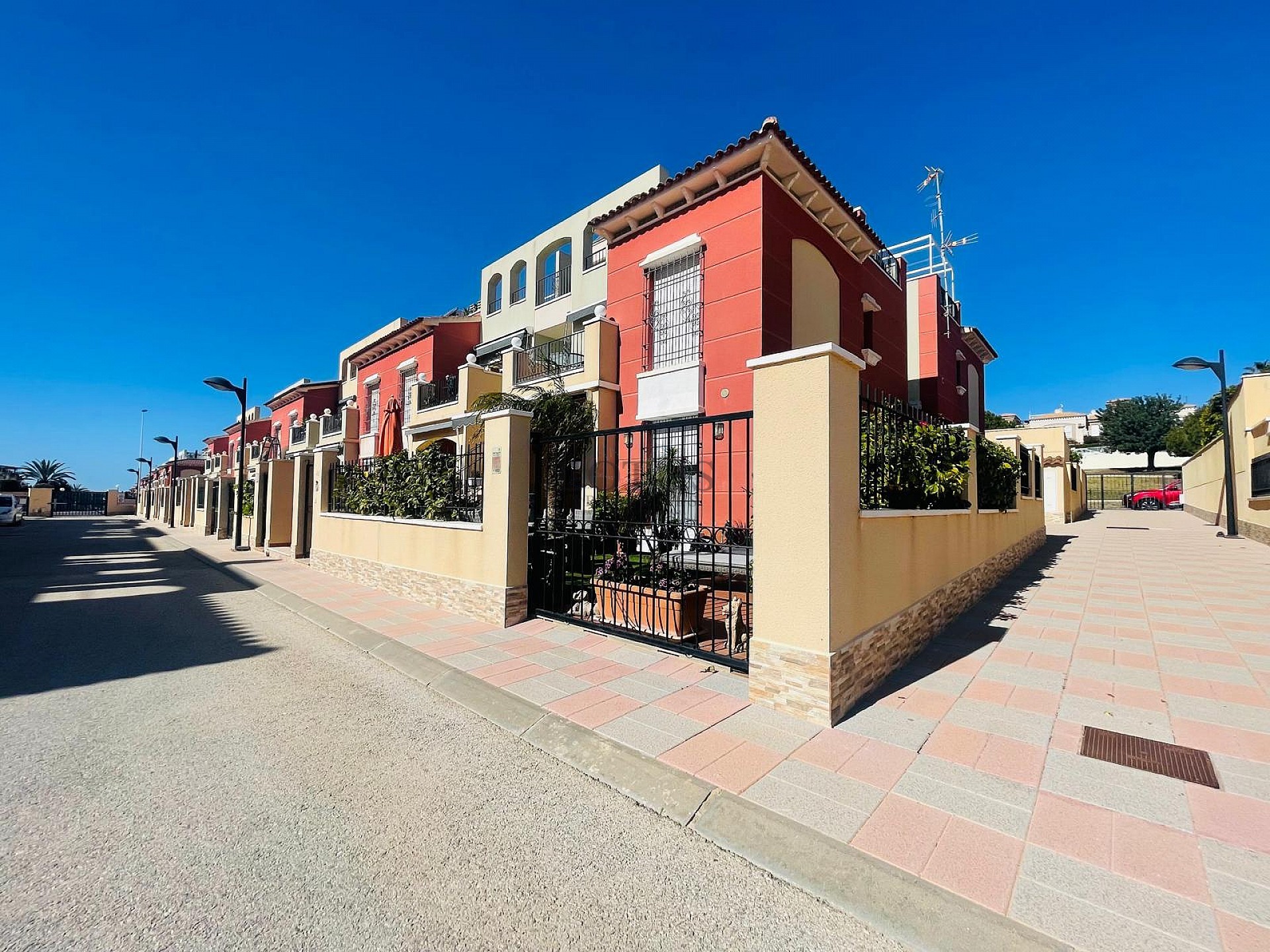 Fantástica bonita planta baja esquinera en Altos de la Bahía XI frente a la piscina! - Lotus Properties
