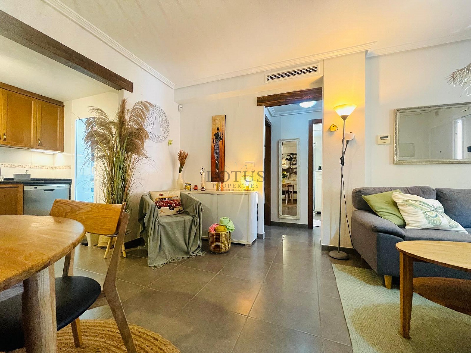 Fantástica bonita planta baja esquinera en Altos de la Bahía XI frente a la piscina! - Lotus Properties