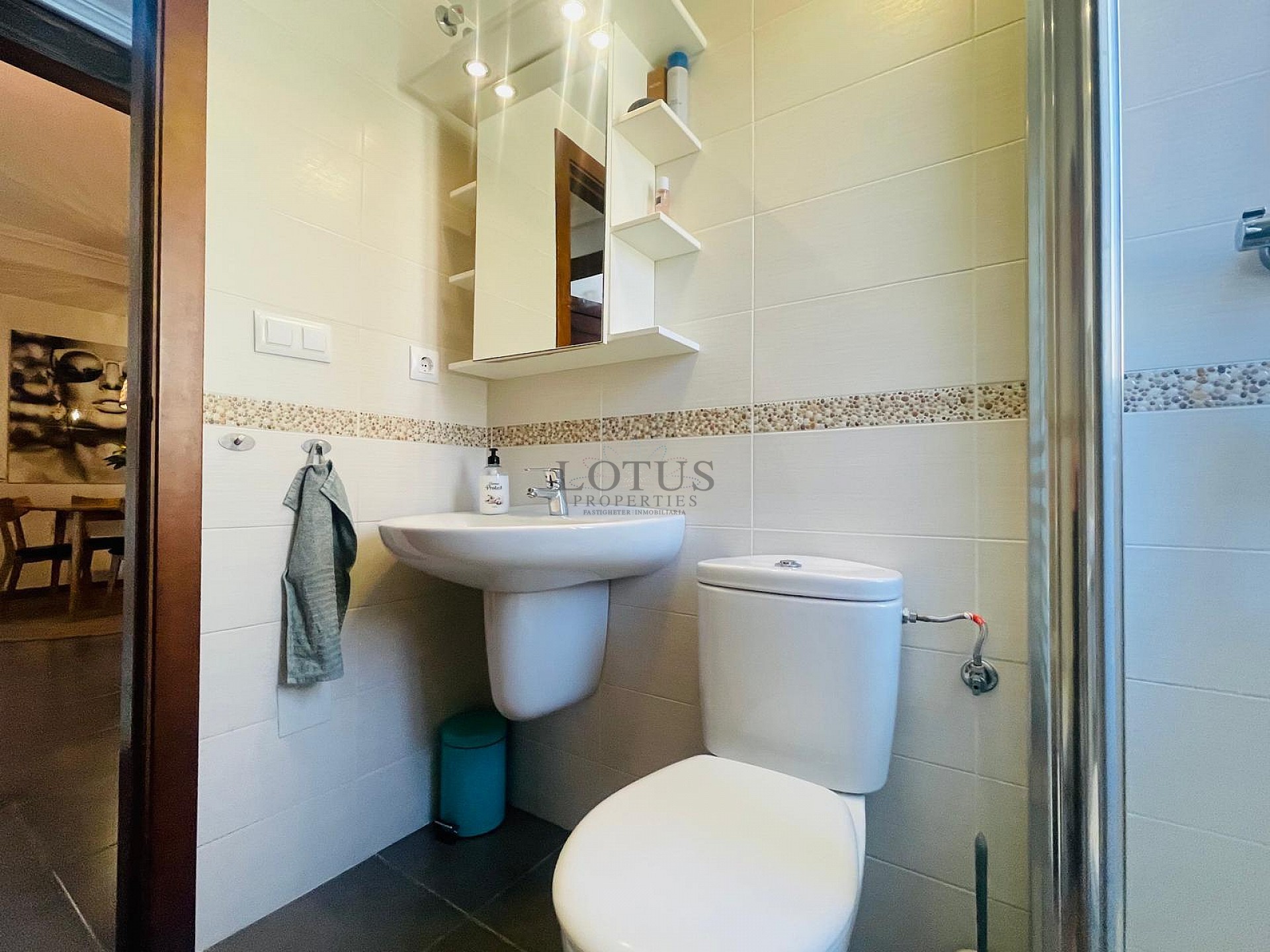 Fantástica bonita planta baja esquinera en Altos de la Bahía XI frente a la piscina! - Lotus Properties