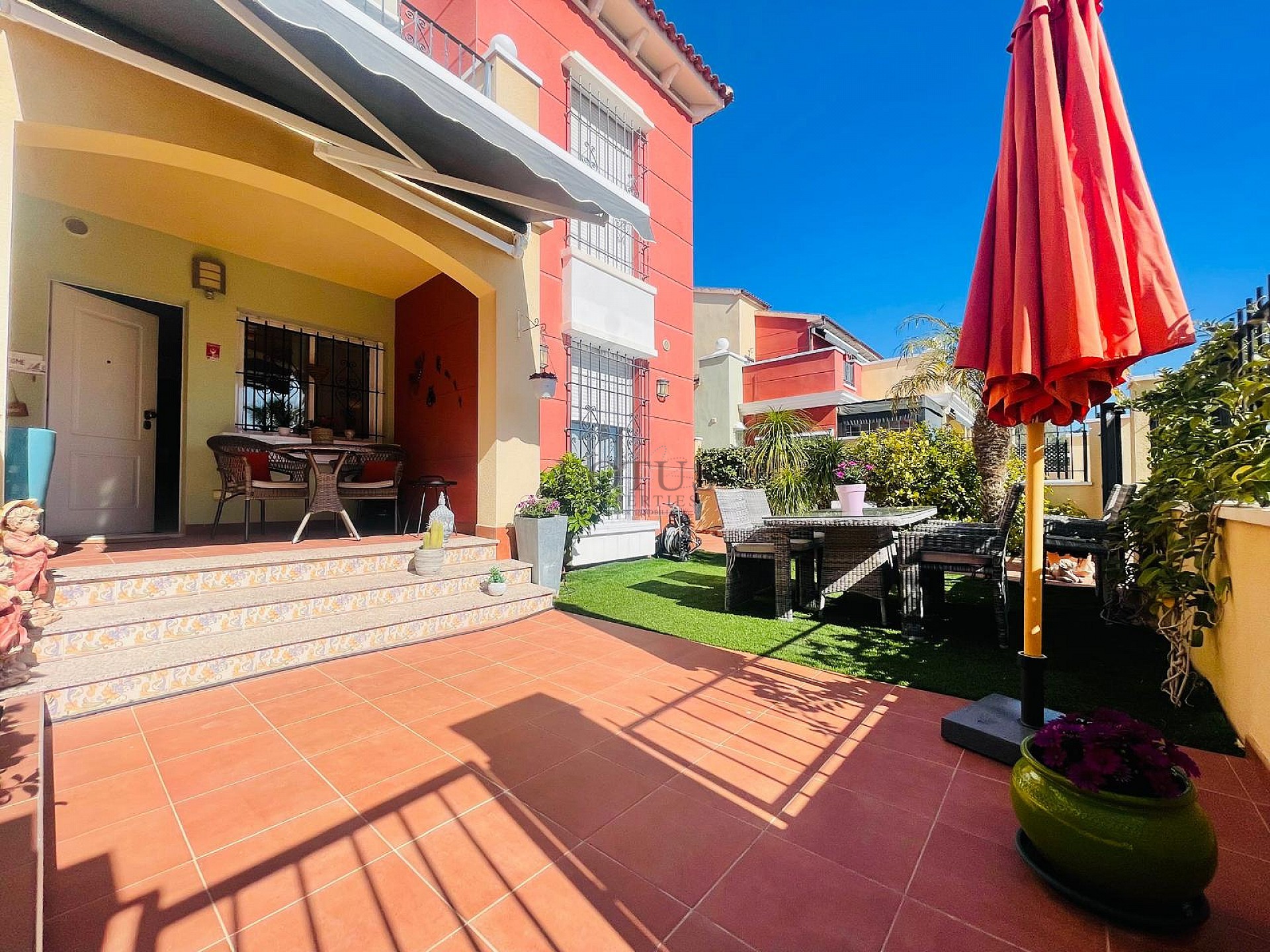 Fantástica bonita planta baja esquinera en Altos de la Bahía XI frente a la piscina! - Lotus Properties