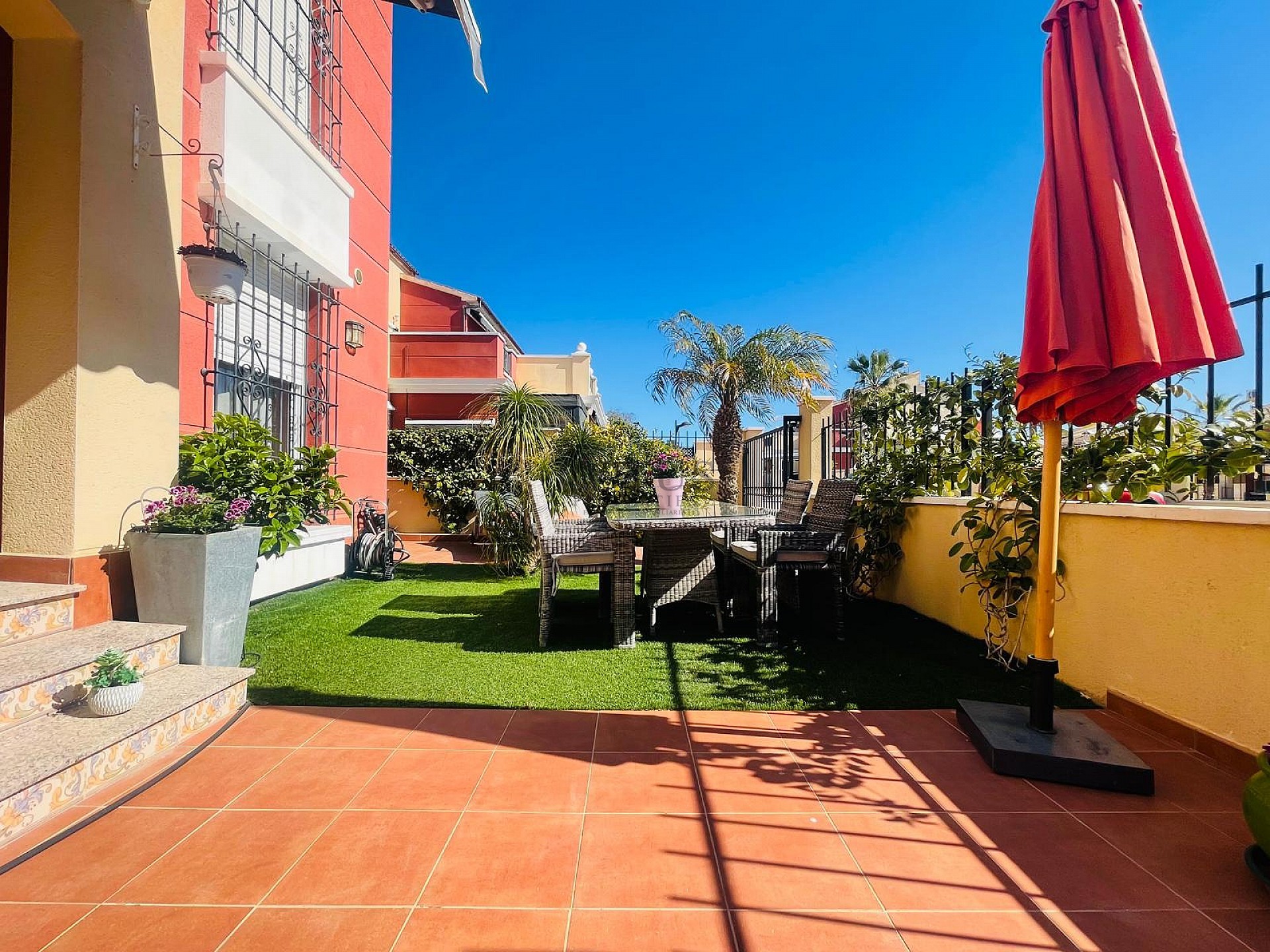 Fantástica bonita planta baja esquinera en Altos de la Bahía XI frente a la piscina! - Lotus Properties
