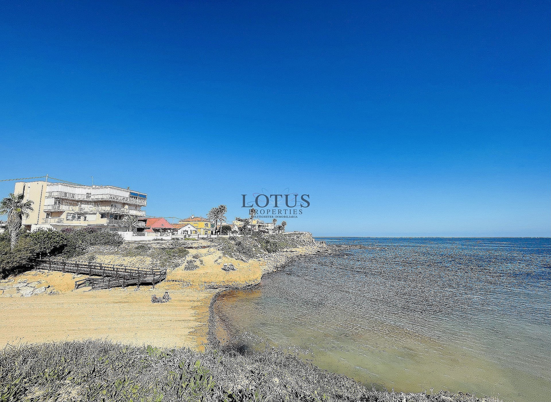 Fantastisk fin hörn markplan i Altos de la Bahia XI framför poolen! - Lotus Properties
