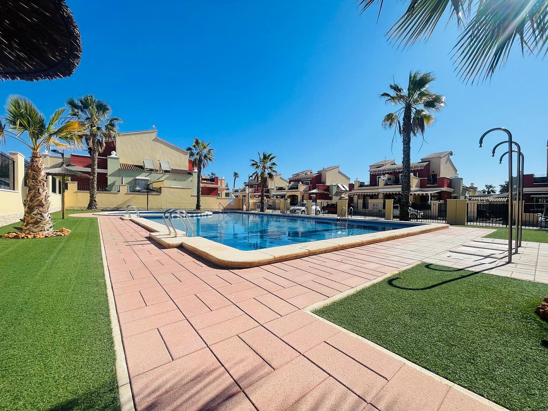 Fantastisk fin hörn markplan i Altos de la Bahia XI framför poolen! - Lotus Properties