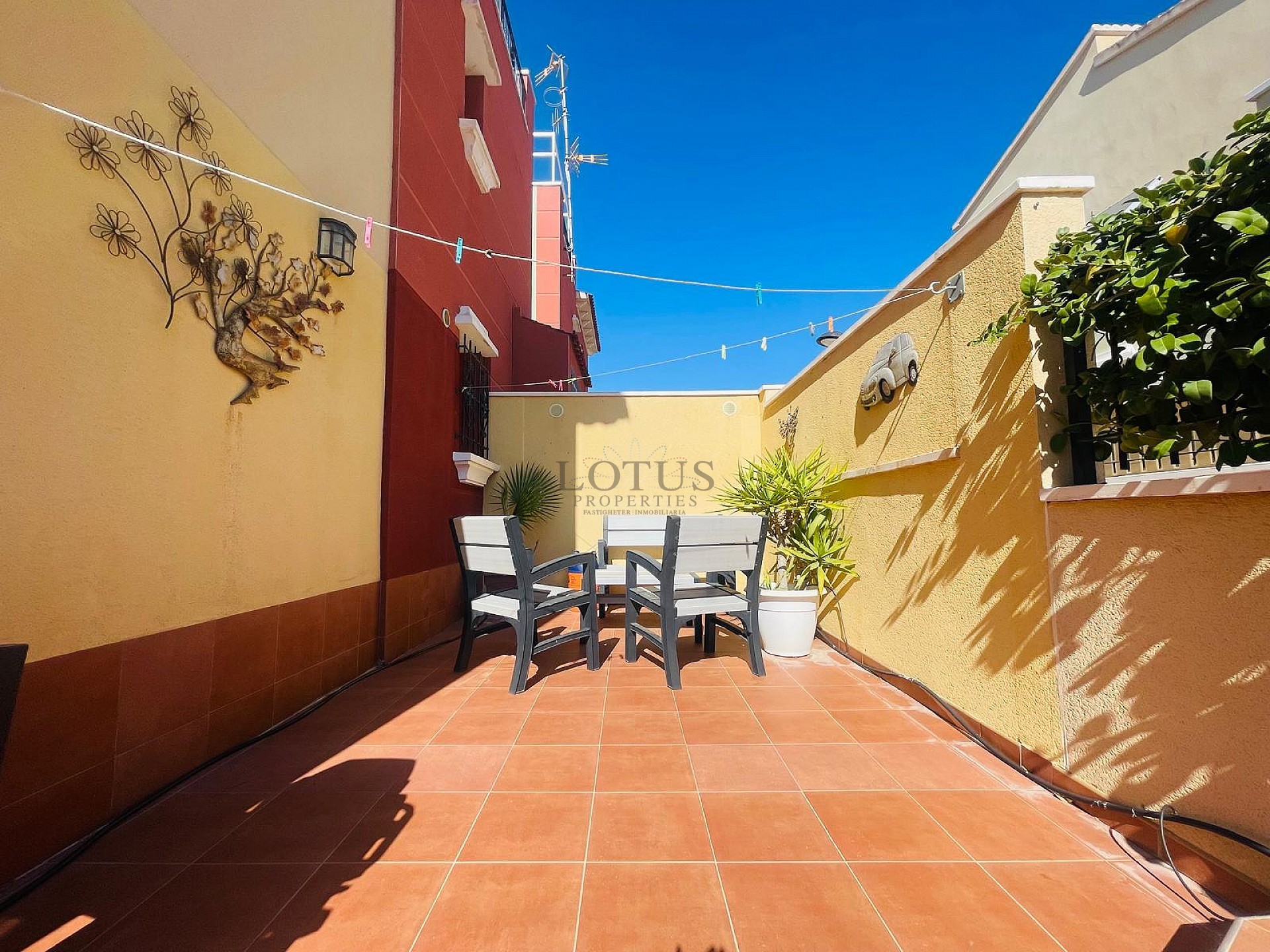 Fantastisk fin hörn markplan i Altos de la Bahia XI framför poolen! - Lotus Properties