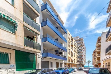 FANTÁSTICO PISO DE 3 DORMITORIOS A TAN SOLO 90 METROS DE LA PLAYA DEL CURA EN TORREVIEJA CON PISCINA - Lotus Properties