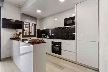 FANTÁSTICO PISO DE 3 DORMITORIOS A TAN SOLO 90 METROS DE LA PLAYA DEL CURA EN TORREVIEJA CON PISCINA - Lotus Properties