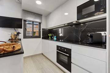 FANTÁSTICO PISO DE 3 DORMITORIOS A TAN SOLO 90 METROS DE LA PLAYA DEL CURA EN TORREVIEJA CON PISCINA - Lotus Properties