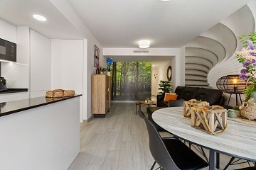 FANTÁSTICO PISO DE 3 DORMITORIOS A TAN SOLO 90 METROS DE LA PLAYA DEL CURA EN TORREVIEJA CON PISCINA - Lotus Properties