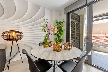 FANTÁSTICO PISO DE 3 DORMITORIOS A TAN SOLO 90 METROS DE LA PLAYA DEL CURA EN TORREVIEJA CON PISCINA - Lotus Properties