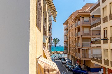 FANTÁSTICO PISO DE 3 DORMITORIOS A TAN SOLO 90 METROS DE LA PLAYA DEL CURA EN TORREVIEJA CON PISCINA - Lotus Properties