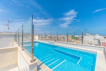 FANTÁSTICO PISO DE 3 DORMITORIOS A TAN SOLO 90 METROS DE LA PLAYA DEL CURA EN TORREVIEJA CON PISCINA - Lotus Properties