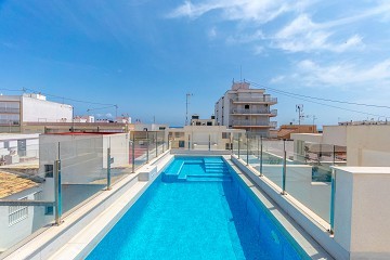 FANTÁSTICO PISO DE 3 DORMITORIOS A TAN SOLO 90 METROS DE LA PLAYA DEL CURA EN TORREVIEJA CON PISCINA - Lotus Properties