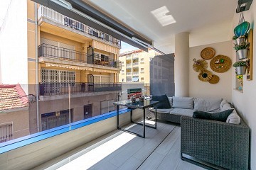 FANTÁSTICO PISO DE 3 DORMITORIOS A TAN SOLO 90 METROS DE LA PLAYA DEL CURA EN TORREVIEJA CON PISCINA - Lotus Properties