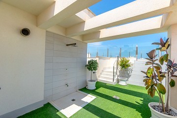 FANTÁSTICO PISO DE 3 DORMITORIOS A TAN SOLO 90 METROS DE LA PLAYA DEL CURA EN TORREVIEJA CON PISCINA - Lotus Properties