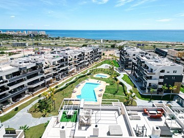 MODERN TAKVÅNING MED FANTASTISK HAVSUTSIKT OCH STOR PRIVAT TAKTERRASS. - Lotus Properties
