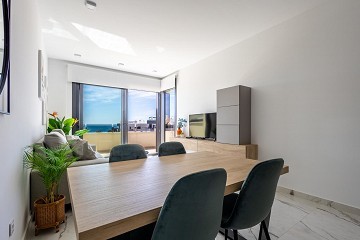 MODERN TAKVÅNING MED FANTASTISK HAVSUTSIKT OCH STOR PRIVAT TAKTERRASS. - Lotus Properties