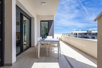 MODERN TAKVÅNING MED FANTASTISK HAVSUTSIKT OCH STOR PRIVAT TAKTERRASS. - Lotus Properties