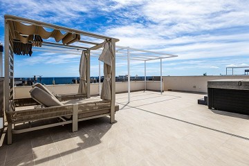 MODERN TAKVÅNING MED FANTASTISK HAVSUTSIKT OCH STOR PRIVAT TAKTERRASS. - Lotus Properties