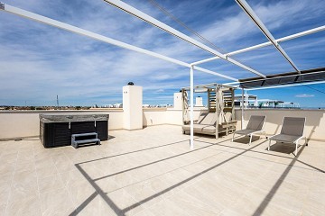 MODERN TAKVÅNING MED FANTASTISK HAVSUTSIKT OCH STOR PRIVAT TAKTERRASS. - Lotus Properties
