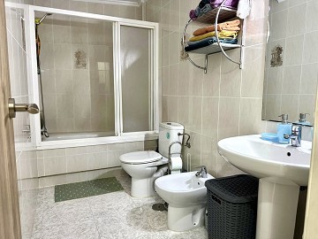 APPARTEMENT MET 3 SLAAPKAMERS EN ZIJKANT UITZICHT OP ZEE OP SLECHTS 450 M VAN PLAYA DEL CURA. - Lotus Properties