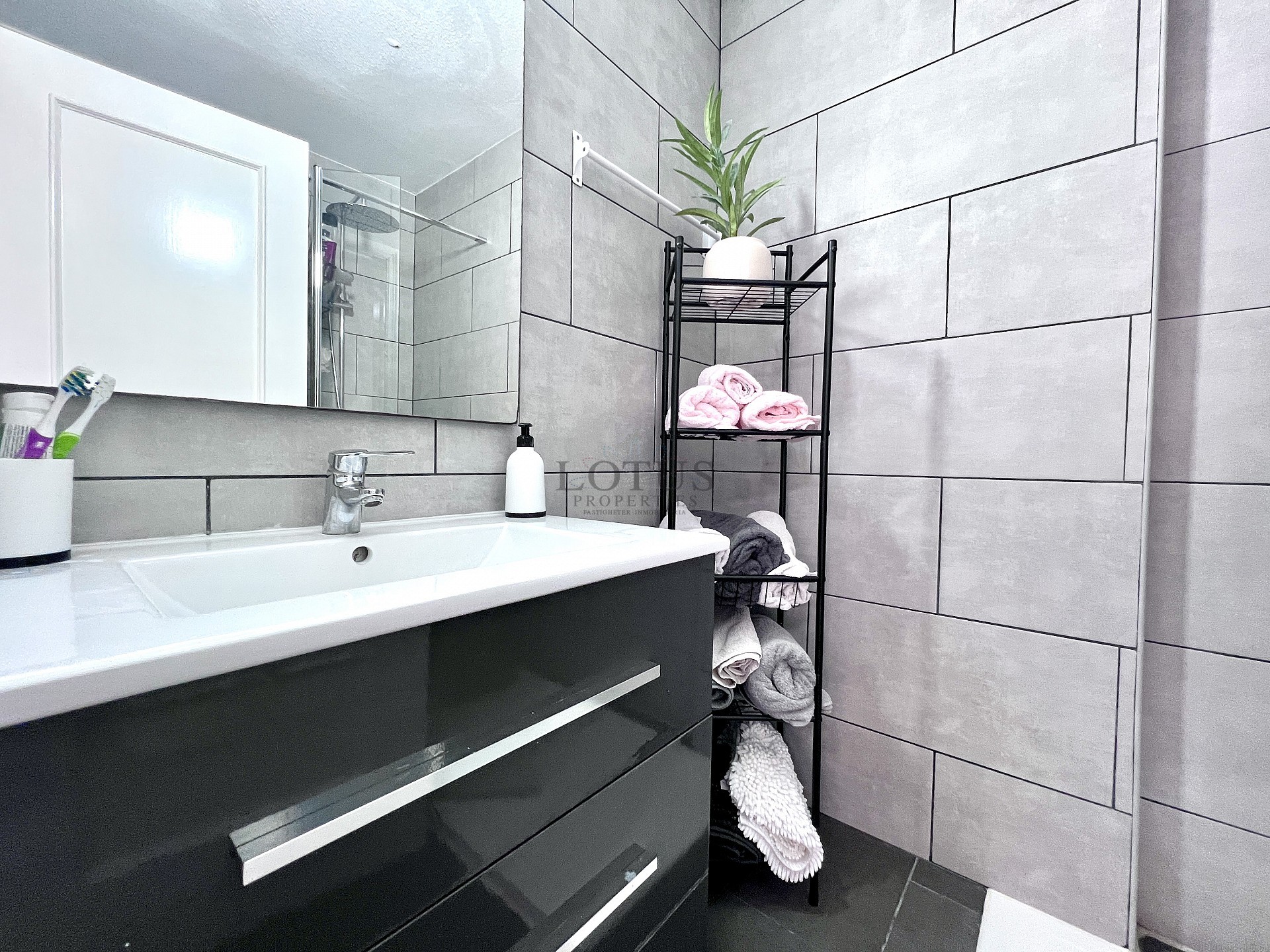 Stunning ground floor semi detached bungalow with garage - Lotus Properties