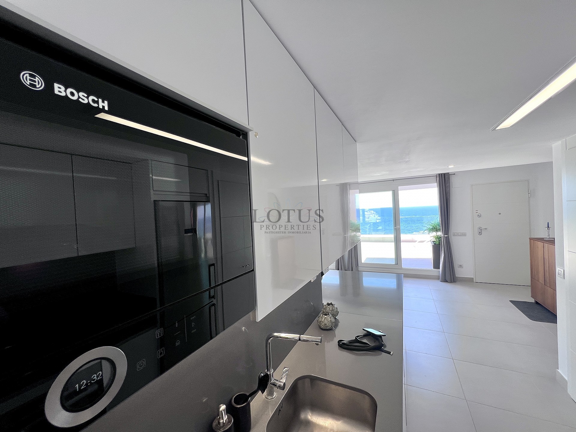 SPECTACULAR PENTHOUSE IN PUNTA PRIMA - Lotus Properties