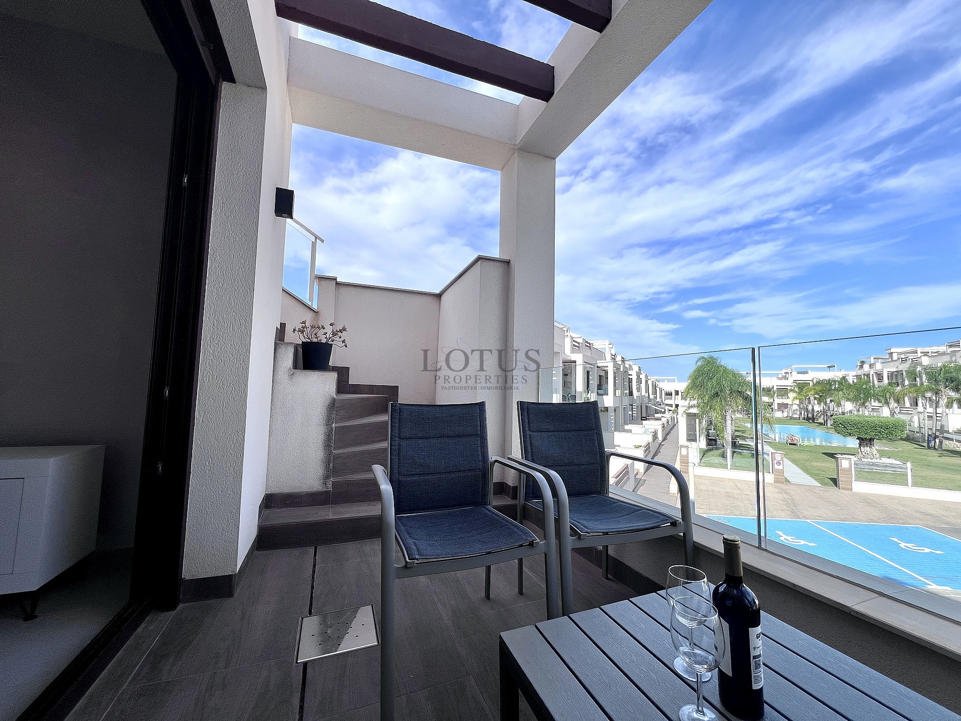 Exklusiv hörn tak-bungalow med 3 sovrum i Los Balcones - Lotus Properties