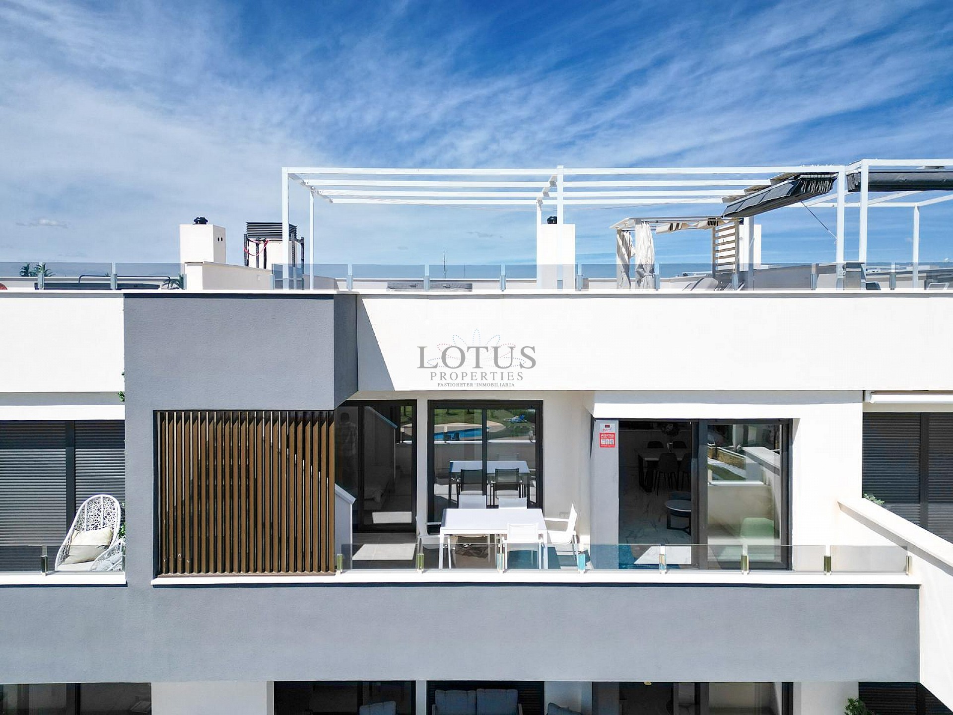 MODERN TAKVÅNING MED FANTASTISK HAVSUTSIKT OCH STOR PRIVAT TAKTERRASS. - Lotus Properties