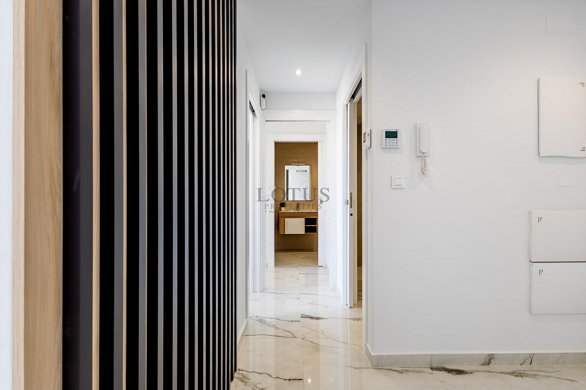 MODERN TAKVÅNING MED FANTASTISK HAVSUTSIKT OCH STOR PRIVAT TAKTERRASS. - Lotus Properties