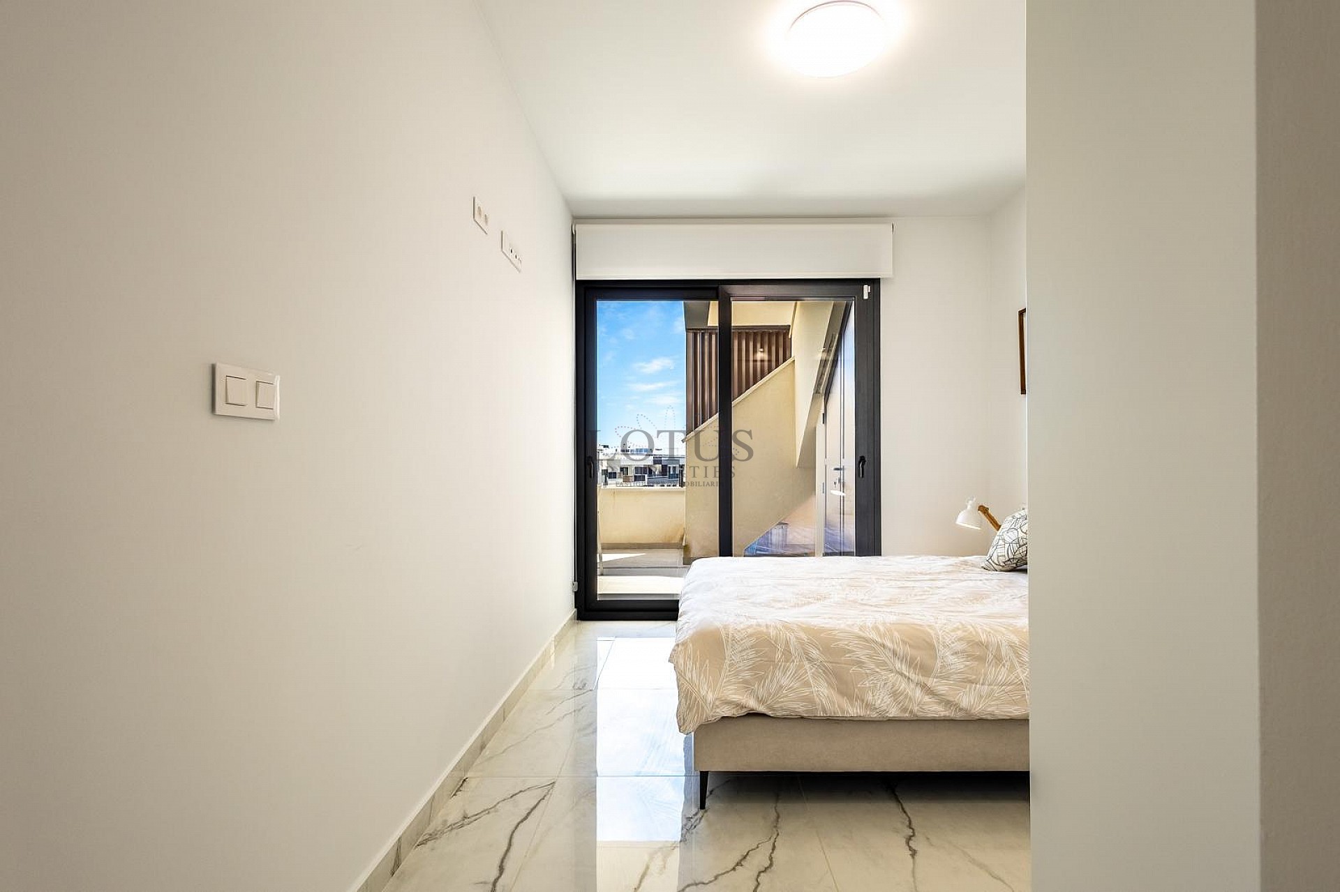 MODERN TAKVÅNING MED FANTASTISK HAVSUTSIKT OCH STOR PRIVAT TAKTERRASS. - Lotus Properties