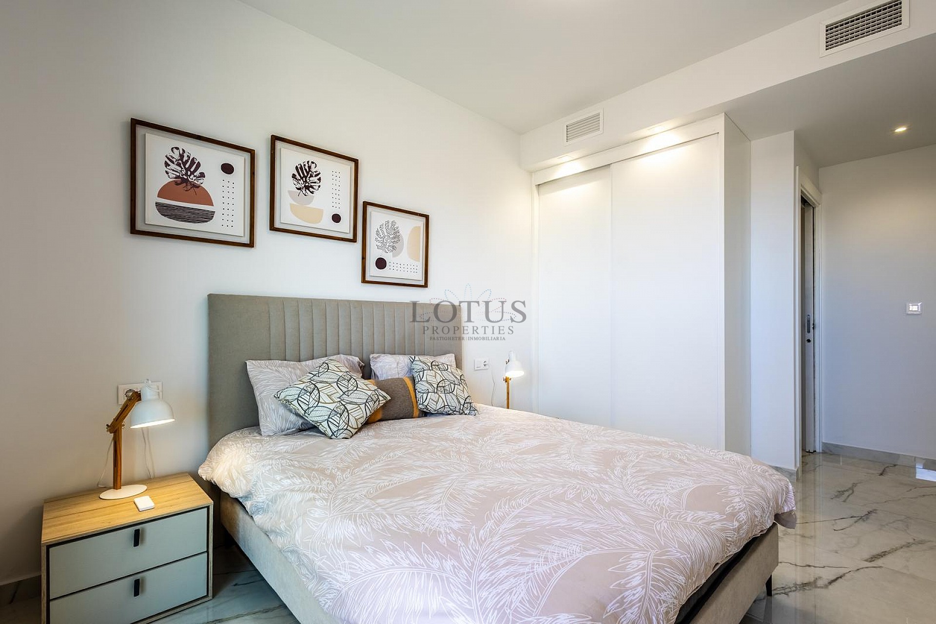 MODERN TAKVÅNING MED FANTASTISK HAVSUTSIKT OCH STOR PRIVAT TAKTERRASS. - Lotus Properties