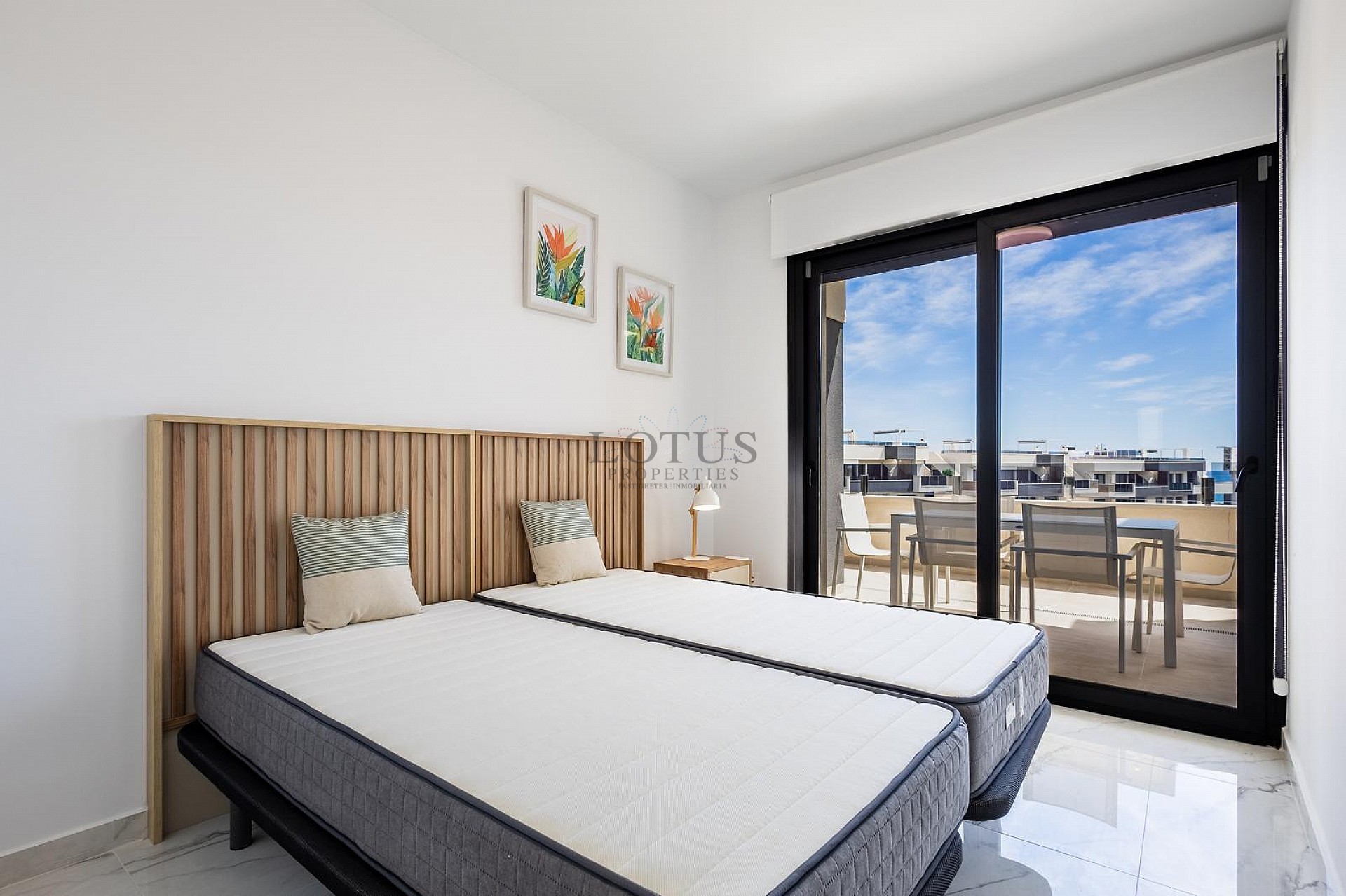 MODERN TAKVÅNING MED FANTASTISK HAVSUTSIKT OCH STOR PRIVAT TAKTERRASS. - Lotus Properties