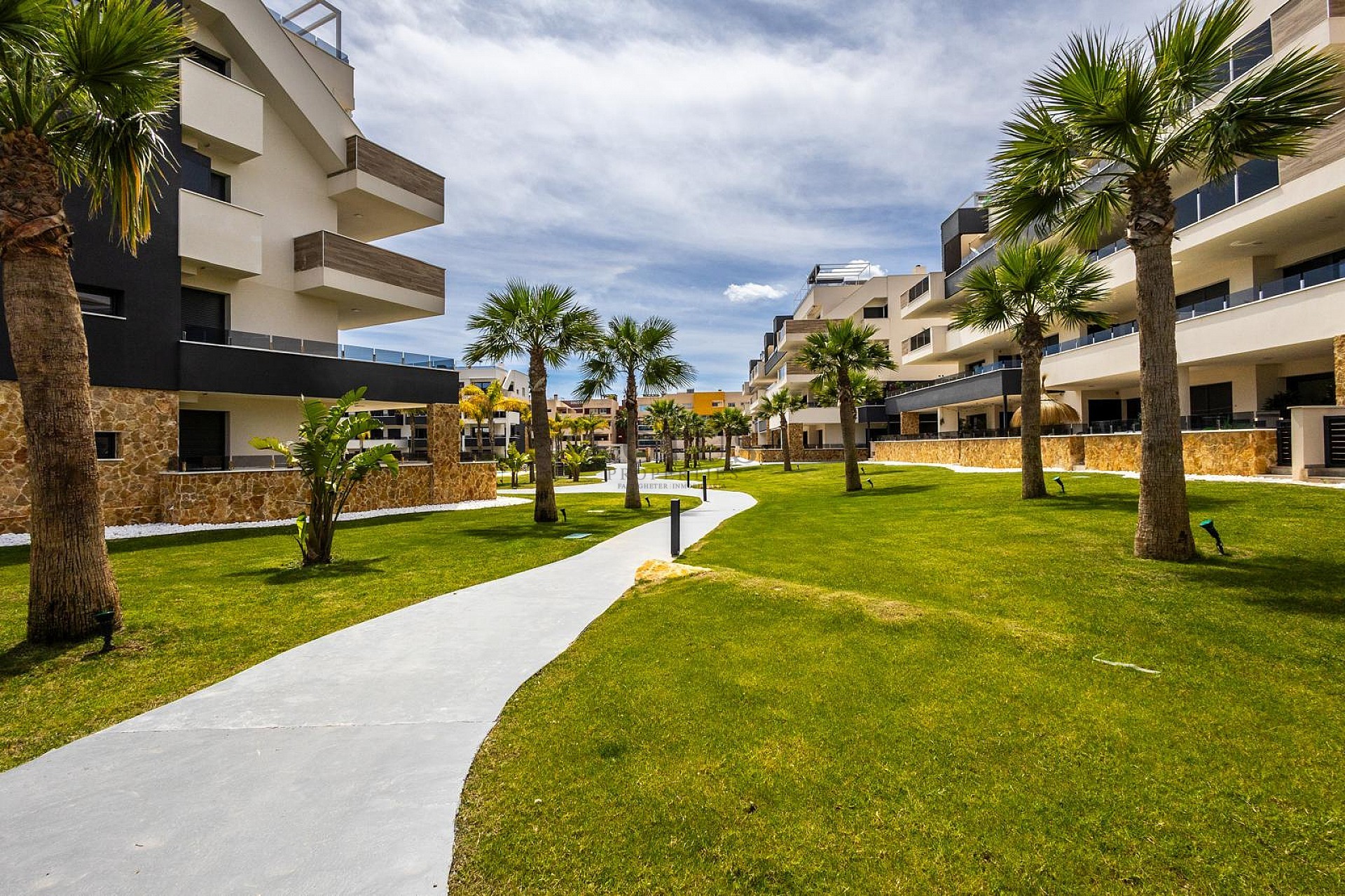 MODERN TAKVÅNING MED FANTASTISK HAVSUTSIKT OCH STOR PRIVAT TAKTERRASS. - Lotus Properties