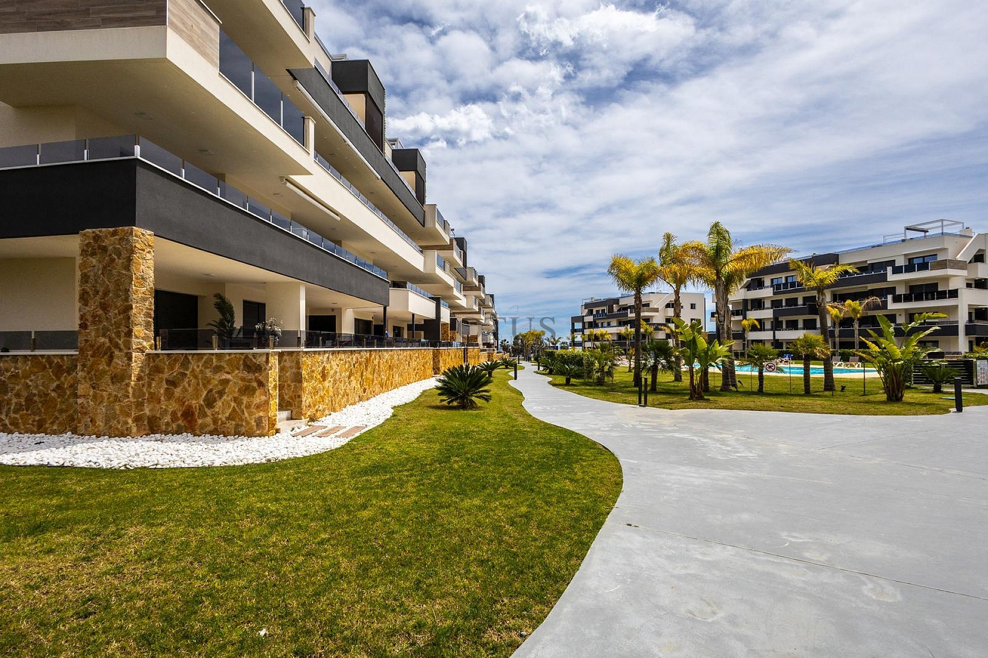 MODERN TAKVÅNING MED FANTASTISK HAVSUTSIKT OCH STOR PRIVAT TAKTERRASS. - Lotus Properties