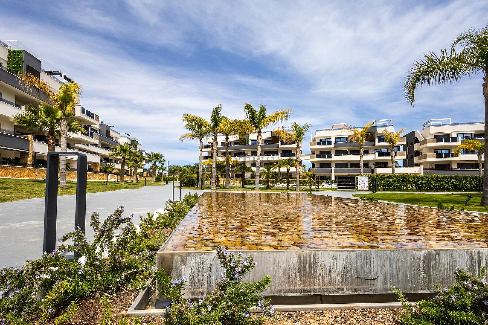 MODERN TAKVÅNING MED FANTASTISK HAVSUTSIKT OCH STOR PRIVAT TAKTERRASS. - Lotus Properties