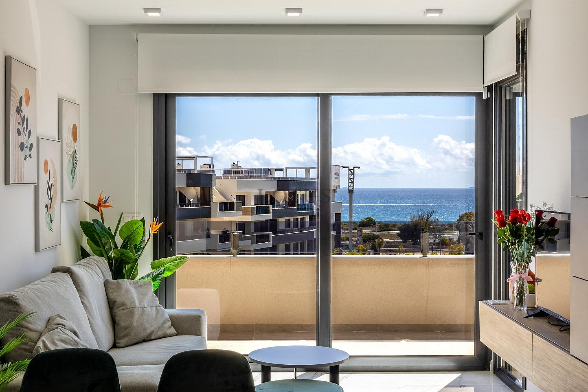 MODERN TAKVÅNING MED FANTASTISK HAVSUTSIKT OCH STOR PRIVAT TAKTERRASS. - Lotus Properties