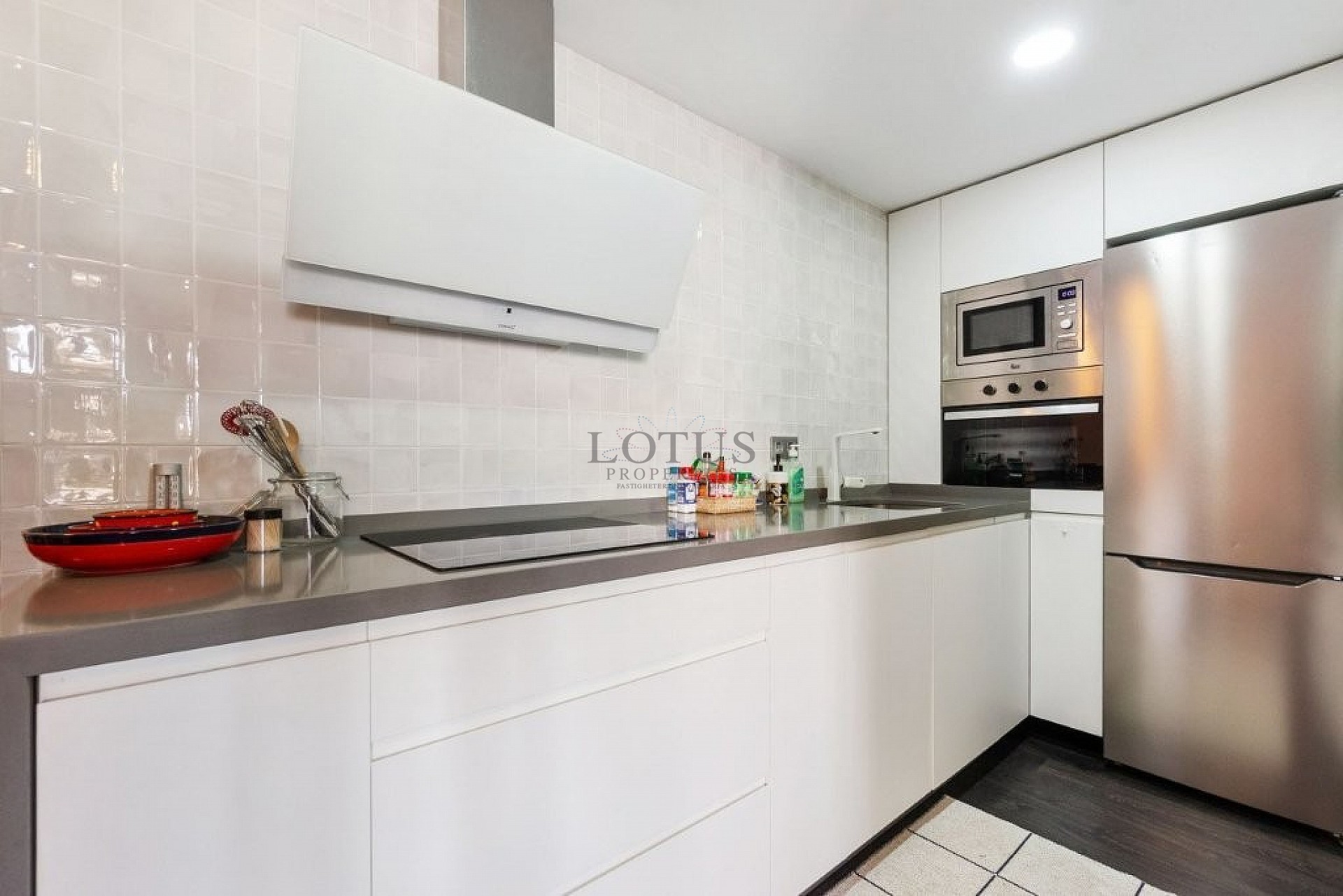 Renoverad Lägenhet med stor terrass och närhet till centrum - Lotus Properties