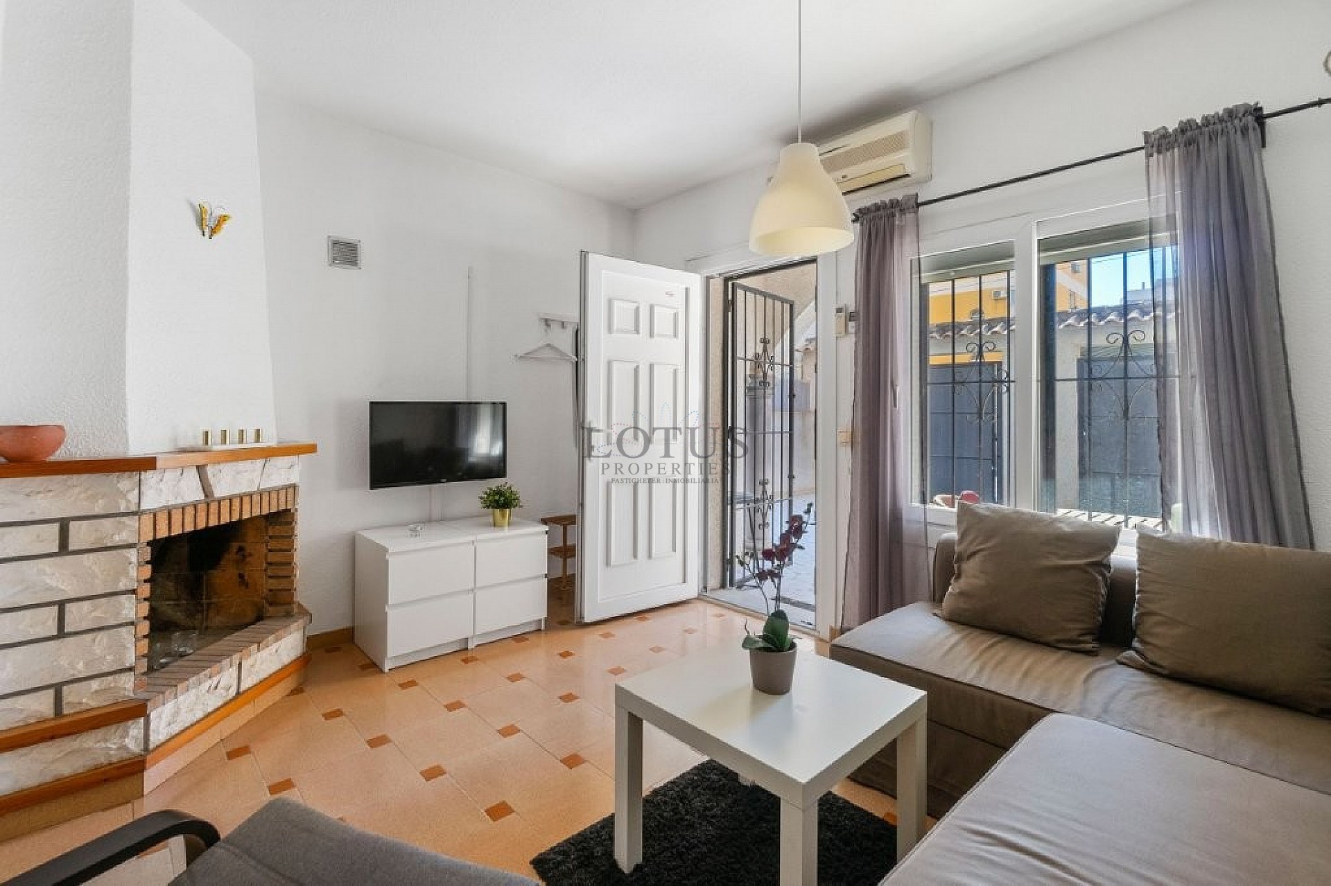 Spacious corner townhouse with 4 bedrooms and several terraces - Lotus Properties