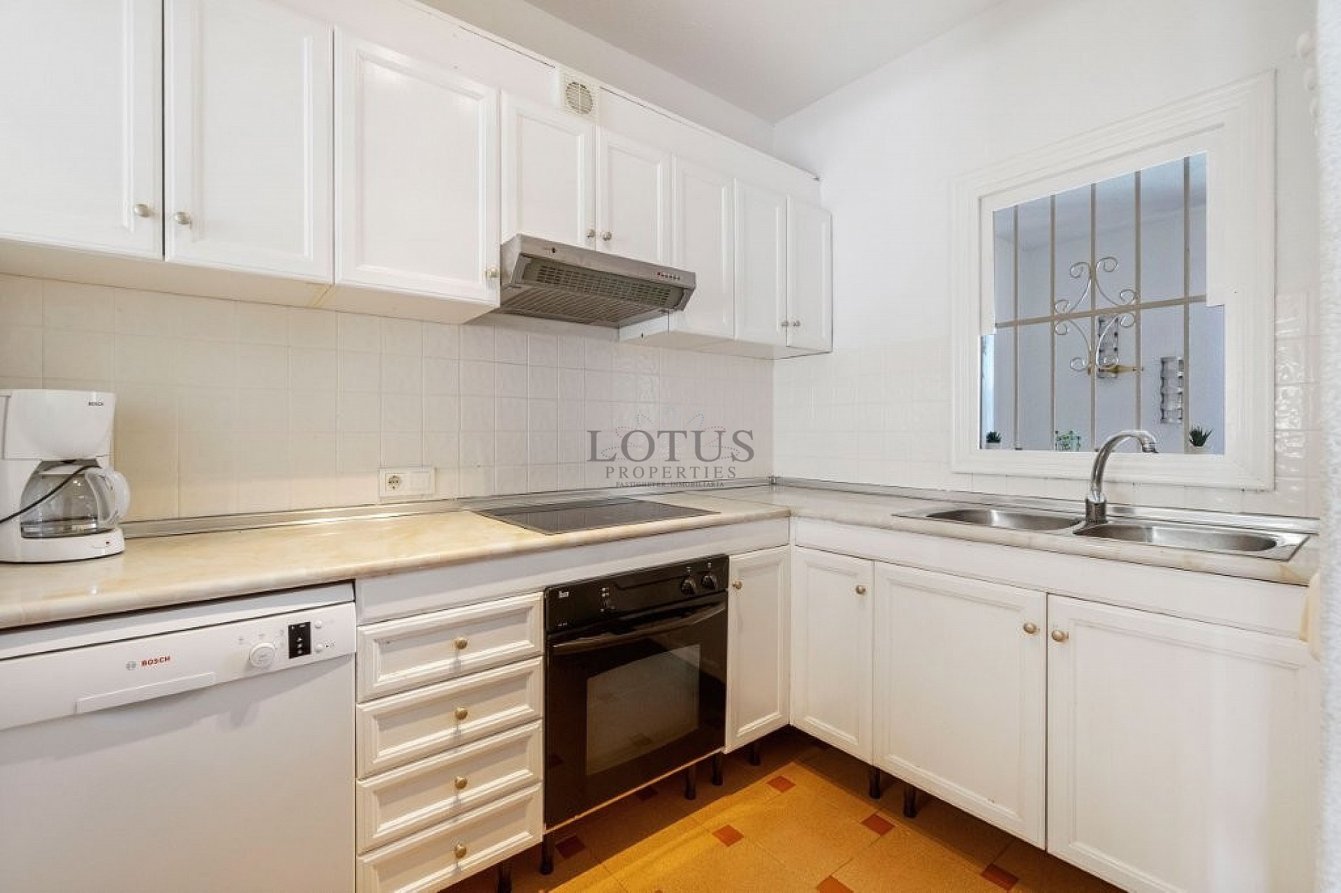 Spacious corner townhouse with 4 bedrooms and several terraces - Lotus Properties