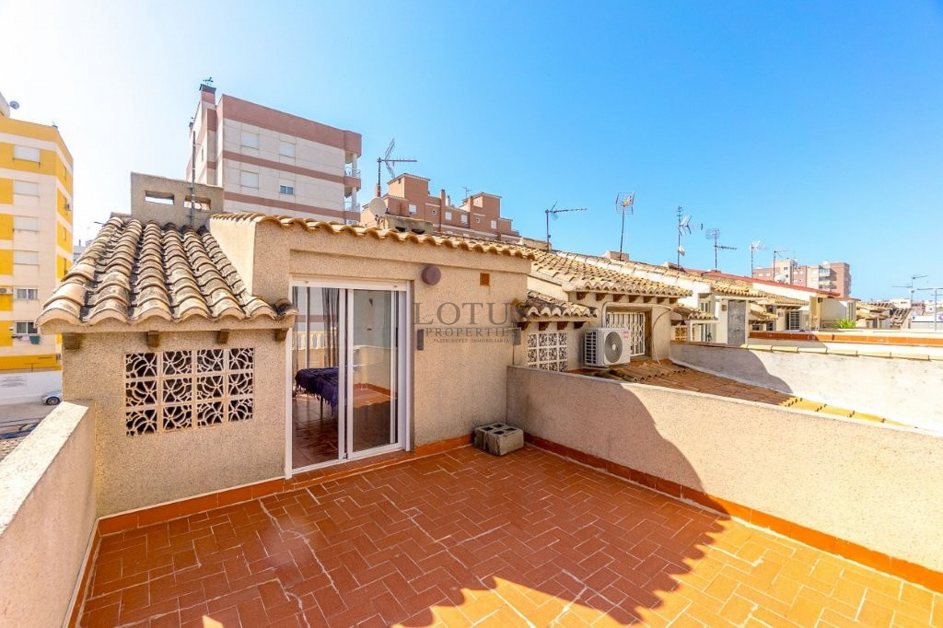 Spacious corner townhouse with 4 bedrooms and several terraces - Lotus Properties